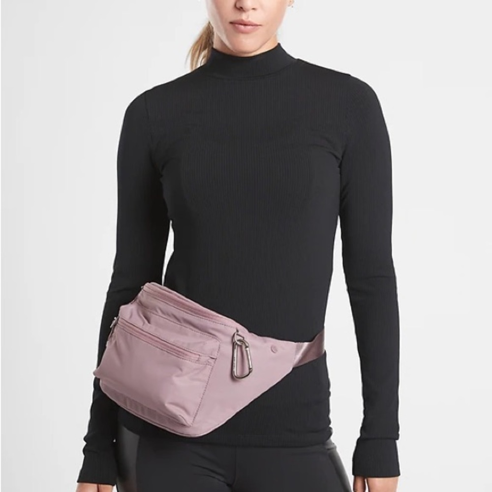 Athleta Large Belt Bag Zipper Top & Pockets Dusty Purple Buckle Close Purse